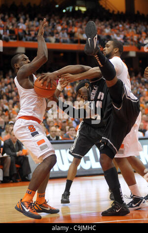 14 gennaio 2012 - Syracuse, New York, Stati Uniti - La Provvidenza frati avanti LaDontae Henton (23) tenta di tenere su il rimbalzo mentre viene sporcata da Siracusa Orange avanti James Southerland (43) nella seconda metà al Carrier Dome in Syracuse, New York. La parte superiore classificato Syracuse Orange ha sconfitto la Provvidenza Ven Foto Stock