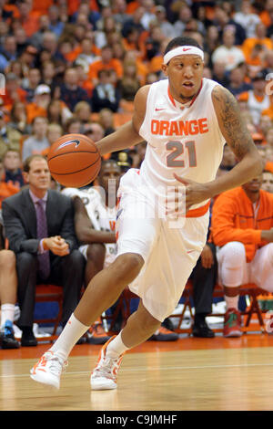 14 gennaio 2012 - Syracuse, New York, Stati Uniti - Siracusa Orange avanti Mookie Jones (21) aziona la linea di base nella seconda metà contro la Provvidenza Frati al Carrier Dome in Syracuse, New York. La parte superiore classificato Syracuse Orange ha sconfitto la Provvidenza frati 78-55. (Credito Immagine: © Michael Johnson/Southcreek/ Foto Stock