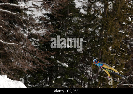 14 gennaio 2012 - Innsbruck, Austria - Anze Lanisek dalla Slovenia esegue un salto nel corso degli uomini di salto con gli sci evento finale al Winter Olimpiadi della gioventù (YOG) 2012 (credito Immagine: © Marcello Farina/Southcreek/ZUMAPRESS.com) Foto Stock