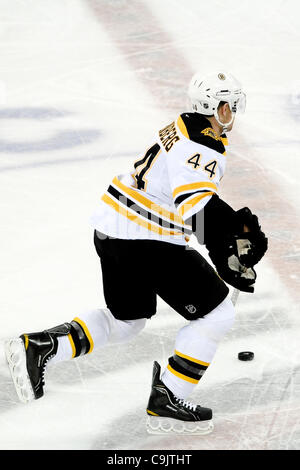 14 gennaio 2012 - Raleigh, North Carolina, Stati Uniti - Boston Bruins defenceman Dennis Seidenberg (44) durante il gioco tonights.uragani sconfitto Bruins 4-2 a RBC Center in Raleigh North Carolina. (Credito Immagine: © Anthony Barham/Southcreek/ZUMAPRESS.com) Foto Stock