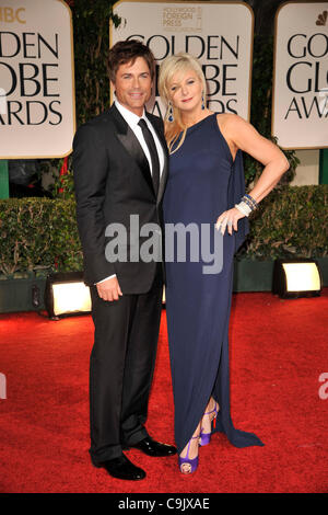 Gen 15, 2012 - Los Angeles, California, Stati Uniti - Attore Rob Lowe indossa Yves Saint Laurent e moglie SHERYL BERKOFF arriva alla sessantanovesima Golden Globe Awards presso il Beverly Hilton Hotel di Beverly Hills. (Credito Immagine: © ZUMAPRESS.com) Foto Stock