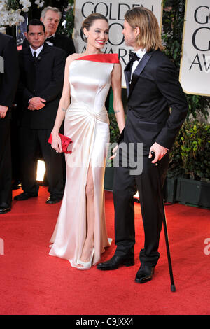 Gen 15, 2012 - Los Angeles, California, Stati Uniti - Attore BRAD PITT indossa Salvatore Ferragamo e la moglie attrice Angelina Jolie indossando abiti Atelier Versace che arrivano sul tappeto rosso per la sessantanovesima Annuale di Golden Globe Awards presso il Beverly Hilton Hotel di Beverly Hills, la California di domenica. (Credito Immagine: © Foto Stock