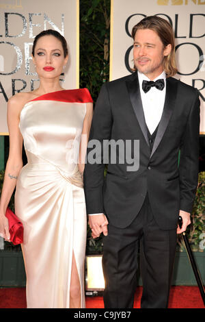 Gen 15, 2012 - Los Angeles, California, Stati Uniti - L'attrice Angelina Jolie indossando abiti Atelier Versace e attore Brad Pitt indossa Salvatore Ferragamo che arrivano sul tappeto rosso per la sessantanovesima Annuale di Golden Globe Awards presso il Beverly Hilton Hotel di Beverly Hills, la California di domenica. (Credito Immagine: © ZUMAP Foto Stock