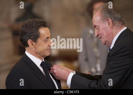 Gen. 16, 2012 - Madrid, Spagna - Spagnolo il Re Juan Carlos e la Regina Sofia, il Principe Felipe e la principessa Letizia ha partecipato alla consegna di Spagna i livelli più elevati di onori, l'ordine del vello d'oro alla Il presidente francese Nicolas Sarkozy presso il Palazzo Reale di Madrid. (Credito Immagine: © Jack Abuin/ZUMAPRESS.co Foto Stock