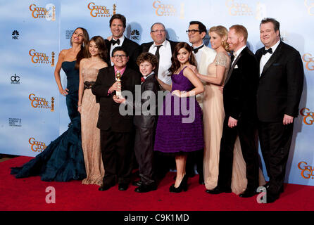 (L-R) attori Sofia Vergara, Sarah Hyland, creatore/produttore Steven Levitan, attori Rico Rodriguez, Ed O'Neill, Nolan Gould, Ariel inverno, Ty Burrell, Julie Bowen, Jesse Tyler Ferguson e Eric Stonestreet pone in sala stampa con la miglior serie televisiva - Musical o Comedy Award per il 'Moderne F Foto Stock