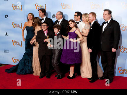 (L-R) attori Sofia Vergara, Sarah Hyland, creatore/produttore Steven Levitan, attori Rico Rodriguez, Ed O'Neill, Nolan Gould, Ariel inverno, Ty Burrell, Julie Bowen, Jesse Tyler Ferguson e Eric Stonestreet pone in sala stampa con la miglior serie televisiva - Musical o Comedy Award per il 'Moderne F Foto Stock