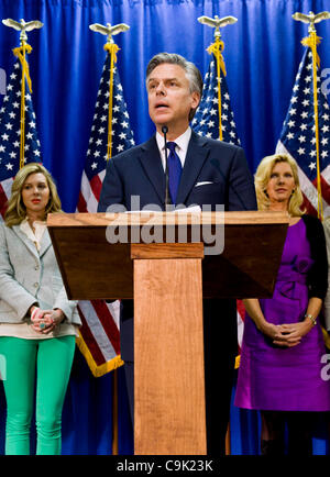 Gen. 16, 2012 - Myrtle Beach, SC, Stati Uniti d'America - Con la sua famiglia schierati dietro di lui, Jon Huntsman annuncia che egli si inchinano al di fuori della corsa presidenziale e approvando Mitt Romney. Foto Stock