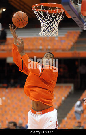 Gen. 16, 2012 - Syracuse, New York, Stati Uniti - Siracusa centro Orange Fab Melo (51) cerca di concludere il tentativo di colpo durante le punte prima della partita contro Pittsburgh Panthers al Carrier Dome in Syracuse, New York. (Credito Immagine: © Michael Johnson/Southcreek/ZUMAPRESS.com) Foto Stock