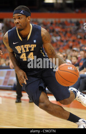 Gen. 16, 2012 - Syracuse, New York, Stati Uniti - Pittsburgh Panthers avanti J.J. Moore (44) aziona la corsia nel primo semestre contro il Syracuse Orange al Carrier Dome in Syracuse, New York. Top classificato Siracusa conduce Pittsburgh 35-26 a metà. (Credito Immagine: © Michael Johnson/Southcreek/ZUMAPRESS.com) Foto Stock