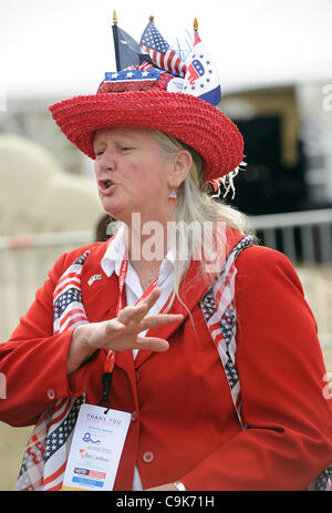 Jan 16, 2012 - Myrtle Beach, Carolina del Sud e Stati Uniti d'America - un sostenitore del GOP sorge al di fuori del monte di mirto. Una scultura di sabbia del GOP candidati al di fuori della volpe discussione che ha avuto luogo a Myrtle Beach Convention Center. La scultura di sabbia raffigura Rick Santorum, Newt Gingrich, Jon Huntsman, Mitt Romne Foto Stock