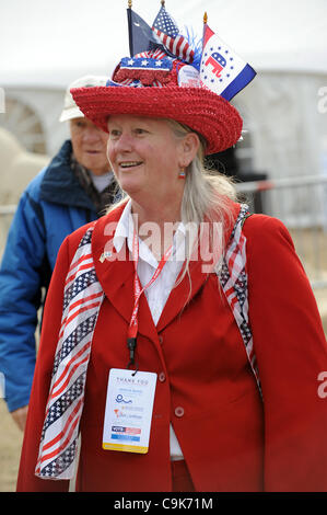 Jan 16, 2012 - Myrtle Beach, Carolina del Sud e Stati Uniti d'America - un sostenitore del GOP sorge al di fuori del monte di mirto. Una scultura di sabbia del GOP candidati al di fuori della volpe discussione che ha avuto luogo a Myrtle Beach Convention Center. La scultura di sabbia raffigura Rick Santorum, Newt Gingrich, Jon Huntsman, Mitt Romne Foto Stock