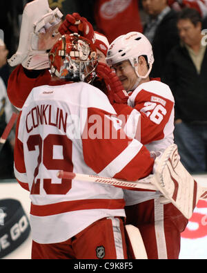 Gen 17, 2012 - Dallas, Texas, Stati Uniti - gen. 17, 2012. Fort Worth Tx. Stati Uniti d'America. Le ali rosse di Detroit TY CONKLIN (L) e Jiri HUDLER (R) celebrano il loro 3 a 2 shootout win come hanno giocato il Dallas Stars presso l'American Airlines Center in un National Hockey League a Dallas, TX. (Credito Imag Foto Stock