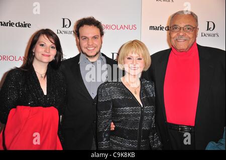 Cecilia Hart, James Earl Jones, Famiglia presso gli arrivi per CORIOLANUS Premiere, il teatro di Parigi, New York, NY Gennaio 17, 2012. Foto di: Gregorio T. Binuya/Everett Collection Foto Stock