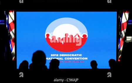 Gen 18, 2012 - Charlotte, North Carolina, Stati Uniti d'America - i membri dei media si stagliano contro il jumbotron ed il 2012 logo DNC durante la Convenzione Nazionale Democratica del comitato per la procedura dettagliata di logistica al Time Warner Cable Arena per la partecipazione media agenzie in anticipat Foto Stock