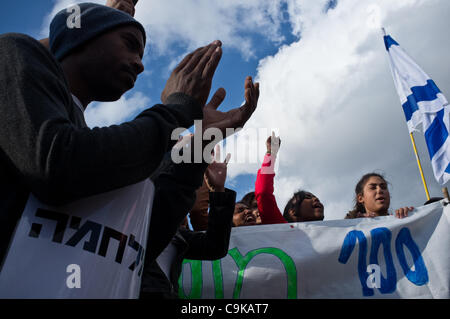 Migliaia di Etiopi e sostenitori join Hararo Mulet, che figurano su un 70Km in 3 giorni di trekking a Gerusalemme dalla sua casa in Kiryat Malachi, al Wohl Rose Garden di fronte alla Knesset che protestavano il razzismo. Gerusalemme, Israele. 18 gennaio 2012. Foto Stock