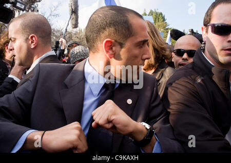 Il leader dell opposizione Sig.ra Tzipi Livni è si è rivolto da manifestanti creando tensione tra le sue scorte di sicurezza al Wohl Rose Garden come migliaia di Etiopi e sostenitori protestare contro il razzismo e la discriminazione. Gerusalemme, Israele. 18 gennaio 2012. Foto Stock