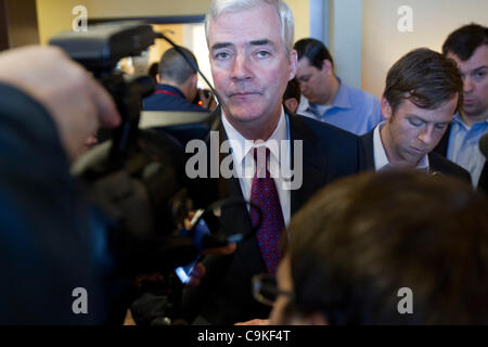 Reporters circondano Ray Sullivan, Direttore delle comunicazioni per il repubblicano candidato presidenziale candidato Rick Perry. Foto Stock