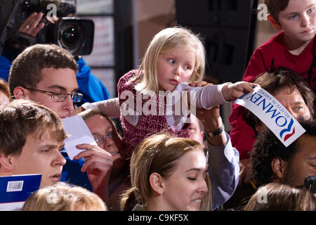 Bambino tiene un Romney paraurti adesivo al repubblicano candidato presidenziale candidato Mitt Romney per la campagna stop in Rock Hill SC Foto Stock