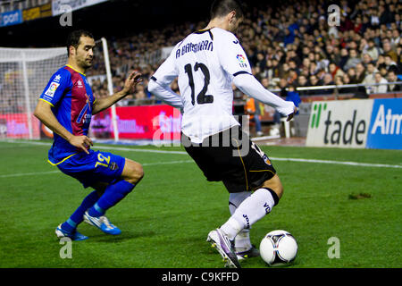 19/01/2011 - VALENCIA, Spagna // COPA DEL REY CALCIO - Valencia CF vs Levante UD. - 1/4 finals - Estadio Mestalla ----------- Antonio Barragan da Valencia CF duellare contro Juanfran per una sfera Foto Stock