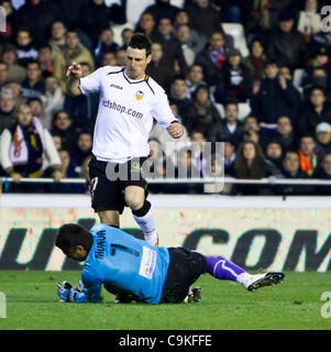 19/01/2011 - VALENCIA, Spagna // COPA DEL REY CALCIO - Valencia CF vs Levante UD. - 1/4 finals - Estadio Mestalla ------------ Aduriz, battuta da Valencia CF contro Munua da Levante UD Foto Stock