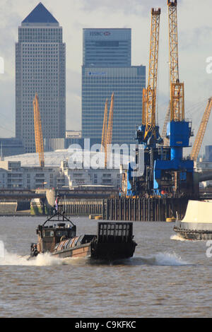 Londra, Regno Unito. Xix gen, 2012. Royal Marines landing craft con iconica sullo sfondo di Londra Foto Stock