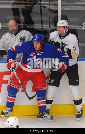 Gen 19, 2012 - Newark, New Jersey, Stati Uniti - New York Rangers ala destra Brandon Prust (8) controlla i pinguini di Pittsburgh defenceman Paul Martin (7) durante il primo periodo di azione di NHL tra i pinguini di Pittsburgh e il New York Rangers al Madison Square Garden. (Credito Immagine: © sarà Schneekloth/Southcree Foto Stock