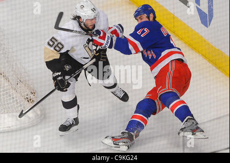 Gen 19, 2012 - Newark, New Jersey, Stati Uniti - New York Rangers ala sinistra Brandon Dubinsky (17) cade e high-stick Pittsburgh Penguins defenceman Kris Letang (58) durante detto secondo periodo di azione di NHL tra i pinguini di Pittsburgh e il New York Rangers al Madison Square Garden. (Credito Immagine: © sarà S Foto Stock