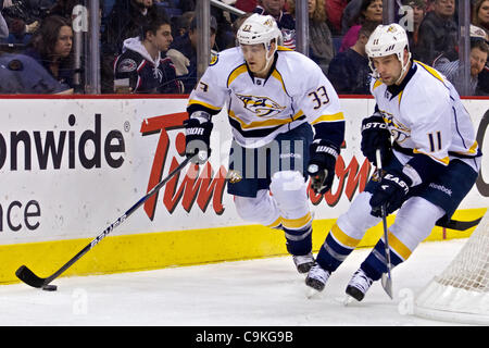 Gen 19, 2012 - Columbus, Ohio, Stati Uniti - Nashville Predators ala sinistra Colin Wilson (33) e Nashville Predators centre David Legwand (11) portare il puck dietro la rete nel secondo periodo di gioco tra Nashville Predators e Columbus Giacche Blu di Nationwide Arena, Columbus, Ohio. (Cr Foto Stock