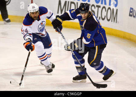 Gen 19, 2012 - Saint Louis, Missouri, Stati Uniti - San Louis Blues defenceman Barret Jackman (5) ed Edmonton lubrificatori defenceman Theo Peckham (24) in azione durante una partita di NHL tra i lubrificatori de Edmonton e St. Louis Blues al Scottrade Center di Saint Louis, Missouri. Il Blues ha sconfitto l'oliatore Foto Stock