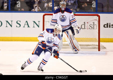 Gen 19, 2012 - Saint Louis, Missouri, Stati Uniti - Edmonton lubrificatori defenceman Ladislav Smid (5) cancella il puck mentre .lubrificatori de Edmonton goalie Nikolai Khabibulin (35) si affaccia su durante una partita di NHL tra i lubrificatori de Edmonton e St. Louis Blues al Scottrade Center di Saint Louis, Missouri. Il Blues Foto Stock