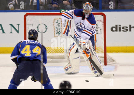 Gen 19, 2012 - Saint Louis, Missouri, Stati Uniti - Edmonton lubrificatori goalie Nikolai Khabibulin (35) arresta un colpo da San Louis Blues center Jason Arnott (44) durante una partita di NHL tra i lubrificatori de Edmonton e St. Louis Blues al Scottrade Center di Saint Louis, Missouri. Il Blues ha sconfitto la Oile Foto Stock