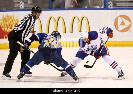 Gen 19, 2012 - Saint Louis, Missouri, Stati Uniti - Edmonton lubrificatori center Ryan O'Marra (42) e San Louis Blues ala destra Matt d'Agostini (36) battaglia per il puck dopo durante una partita di NHL tra i lubrificatori de Edmonton e St. Louis Blues al Scottrade Center di Saint Louis, Missouri. Il Blues def Foto Stock