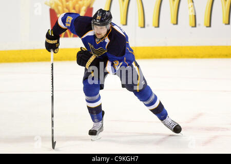 Gen 19, 2012 - Saint Louis, Missouri, Stati Uniti - San Louis Blues centro Patrik Berglund (21) pattini durante una partita di NHL tra i lubrificatori de Edmonton e St. Louis Blues al Scottrade Center di Saint Louis, Missouri. Gli Azzurri sconfitti i lubrificatori 1-0. (Credito Immagine: © Scott Kane/Southcreek/ZUMAPRES Foto Stock