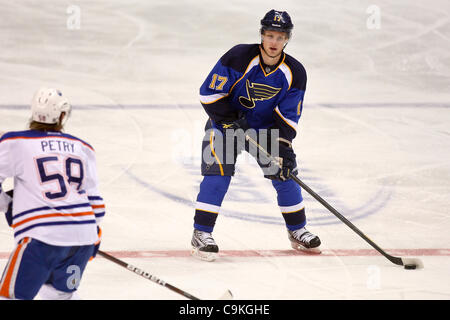 Gen 19, 2012 - Saint Louis, Missouri, Stati Uniti - San Louis Blues centro Vladimir Sobotka (17) cerca di ottenere il puck passato lubrificatori de Edmonton defenceman Jeff Petry (58) durante una partita di NHL tra i lubrificatori de Edmonton e St. Louis Blues al Scottrade Center di Saint Louis, Missouri. Gli AZZURRI SCONFITTI Foto Stock