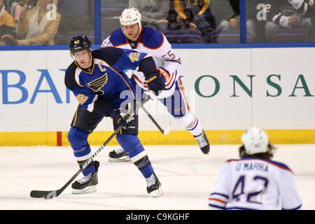 Gen 19, 2012 - Saint Louis, Missouri, Stati Uniti - San Louis Blues centre David Backes (42) cerca di passare il puck come Edmonton lubrificatori ala sinistra Ben entusiasta (55) arriva da dietro durante una partita di NHL tra i lubrificatori de Edmonton e St. Louis Blues al Scottrade Center di Saint Louis, Missouri. Il Foto Stock