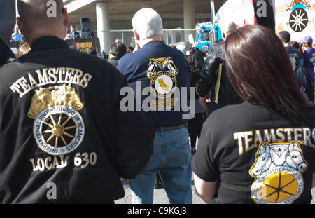 Membri della Teamsters detiene un segno a sostegno dei lavoratori presso American bonifica. I leader delle comunità e dei gruppi di lavoro si sono riuniti per un rally al di fuori di un rifiuti e strutture di riciclaggio azionato da bonifica americana di Los Angeles, CA 19 gennaio 2012. La struttura è stata sottoposta ad inchiesta followi Foto Stock