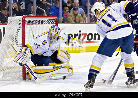 Gen 19, 2012 - Columbus, Ohio, Stati Uniti - Nashville Predators centre David Legwand (11) si prepara a prendere il puck sul tiro deviato dai predatori goalie Pekka Rinne (35) nel terzo periodo di gioco tra Nashville Predators e Columbus Giacche Blu di Nationwide Arena, Columbus, Ohio. Nashvil Foto Stock
