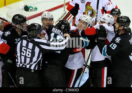 Gen 19, 2012 - San Jose, California, Stati Uniti - Scrum di fronte i Senatori di Ottawa' net durante il gioco NHL tra gli squali di San Jose e i senatori di Ottawa. I Senatori di Ottawa vincere la partita 4-1. (Credito Immagine: © Dinno Kovic/Southcreek/ZUMAPRESS.com) Foto Stock