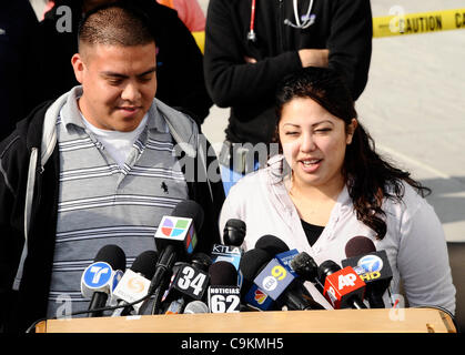 Gennaio 20,2012, Los Angeles CA. Stati Uniti d'America. Genitori e Yovani Haydee Guido parlare con i mezzi di informazione circa la loro figlia Melinda Star Guido che nacque il agosto 30,2011 a Los Angeles County+USC Medical Center a 16 settimane in anticipo e con un peso di solo 9,5 once. . County health funzionari ha detto che secondo la Global Foto Stock