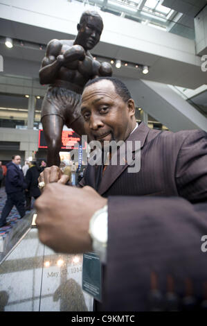 Gen 20, 2012 - Detroit, Michigan, Stati Uniti - boxeur leggendario Tommy ''l'Hitman'' Hearns sta sotto una statua di Joe Louis all'interno di Cobo Hall durante l'auto show di Detroit, MI il Jan 20, 2012. (Credito Immagine: © Mark Bialek/ZUMAPRESS.com) Foto Stock