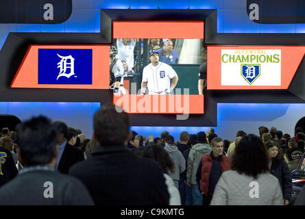 Gen 20, 2012 - Detroit, Michigan, Stati Uniti - I partecipanti fanno la loro strada verso il GM display per una sessione di domande e risposte con le Tigri i giocatori di baseball all'interno di Cobo Hall durante il Detroit Auto Show il Jan 20, 2012. (Credito Immagine: © Mark Bialek/ZUMAPRESS.com) Foto Stock