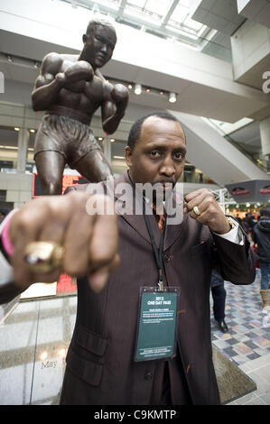 Gen 20, 2012 - Detroit, Michigan, Stati Uniti - boxeur leggendario Tommy ''l'Hitman'' Hearns sta sotto una statua di Joe Louis all'interno di Cobo Hall durante l'auto show di Detroit, MI il Jan 20, 2012. (Credito Immagine: © Mark Bialek/ZUMAPRESS.com) Foto Stock