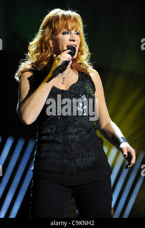 Jun 10, 2011 - Nashville, Tennessee, Stati Uniti d'America - cantante Reba Mcentire suona dal vivo a LP Field come parte del quarantesimo anniversario della CMA Music Festival che si svolge nel corso di quattro giorni nel centro di Nashville. Copyright 2011 Jason Moore (credito Immagine: © Jason Moore/ZUMAPRESS.com) Foto Stock