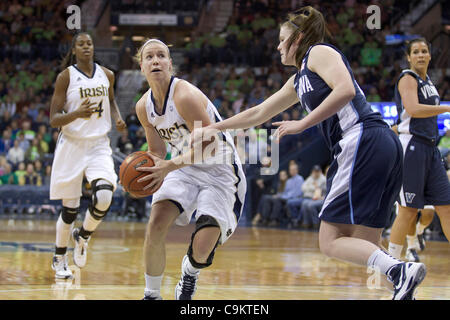 Gen 21, 2012 - South Bend, Indiana, Stati Uniti - Notre Dame guard Natalie Novosel (#21) rigidi per il cestello come Villanova avanti Lauren Burford (#21) difende nella prima metà azione di NCAA donna gioco di basket fra Villanova e la Cattedrale di Notre Dame. Il Notre Dame Fighting Irish sconfitto il Villanova Wildca Foto Stock