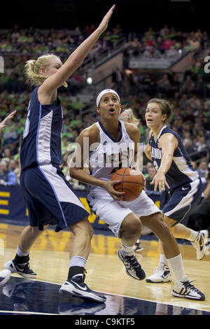 Gen 21, 2012 - South Bend, Indiana, Stati Uniti - Notre Dame guard Skylar Diggins (#4) unità per il cestello come centro di Villanova Emily Leer (#55) difende nella prima metà azione di NCAA donna gioco di basket fra Villanova e la Cattedrale di Notre Dame. Il Notre Dame Fighting Irish sconfitto il Villanova Wildcats 76-4 Foto Stock