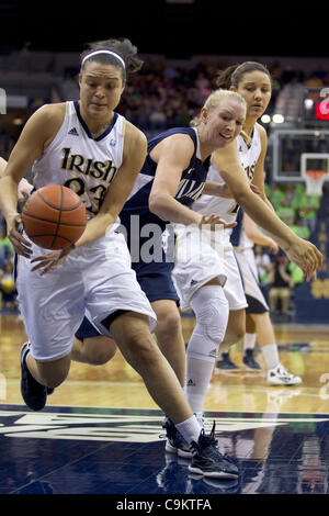 Gen 21, 2012 - South Bend, Indiana, Stati Uniti - Notre Dame guard Kayla McBride (#23) e il centro di Villanova Emily Leer (#55) battaglia per la sfera allentato nella seconda metà azione di NCAA donna gioco di basket fra Villanova e la Cattedrale di Notre Dame. Il Notre Dame Fighting Irish sconfitto il Villanova Wildcats 76-43 Foto Stock