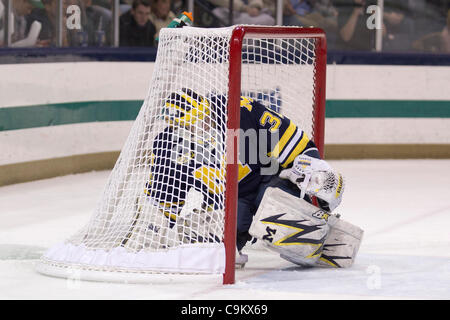 Gen 21, 2012 - South Bend, Indiana, Stati Uniti - Michigan goaltender Shawn Hunwick (#31) recupera il suo bastone dalla rete nel secondo periodo di azione del NCAA hockey gioco tra la cattedrale di Notre Dame e il Michigan. Il Michigan ghiottoni sconfitto il Notre Dame Fighting Irish 2-1 in gioco presso la famiglia di Compton Ice Arena Foto Stock