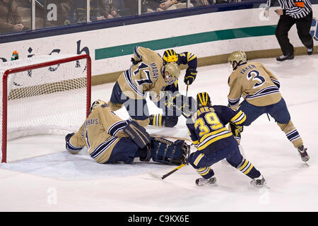 Gen 21, 2012 - South Bend, Indiana, Stati Uniti - Michigan avanti Lindsay scintille (#39) si blocca la rete come Notre Dame goaltender Steven Summerhays (#1), l'ala destra Billy Maday (#17), defenceman Shayne introduttore (#3) difendere nel terzo periodo di azione del NCAA hockey gioco tra la cattedrale di Notre Dame e il Michigan. Il Mic Foto Stock