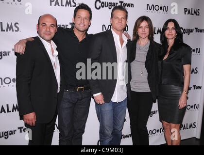 Gen 21, 2012 - Hollywood, California, Stati Uniti - Visualizzazione di partito con il cast di ABC ''Cougar Town'' al Moon Nightclub al Palms Casino Resort di Las Vegas, nanovolt 1/21/12 2012..IAN GOMEZ, Josh Hopkins, BRIAN VAN HOLT, Christa Miller, Courtney Cox(Immagine di credito: Â© Scott Kirkland/Globe foto/ZUMAPRESS.com) Foto Stock