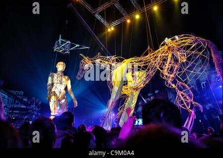 La Fura Dels Baus eseguire durante la cerimonia di apertura di Guimaraes Capitale Europea della Cultura 2012 Foto Stock